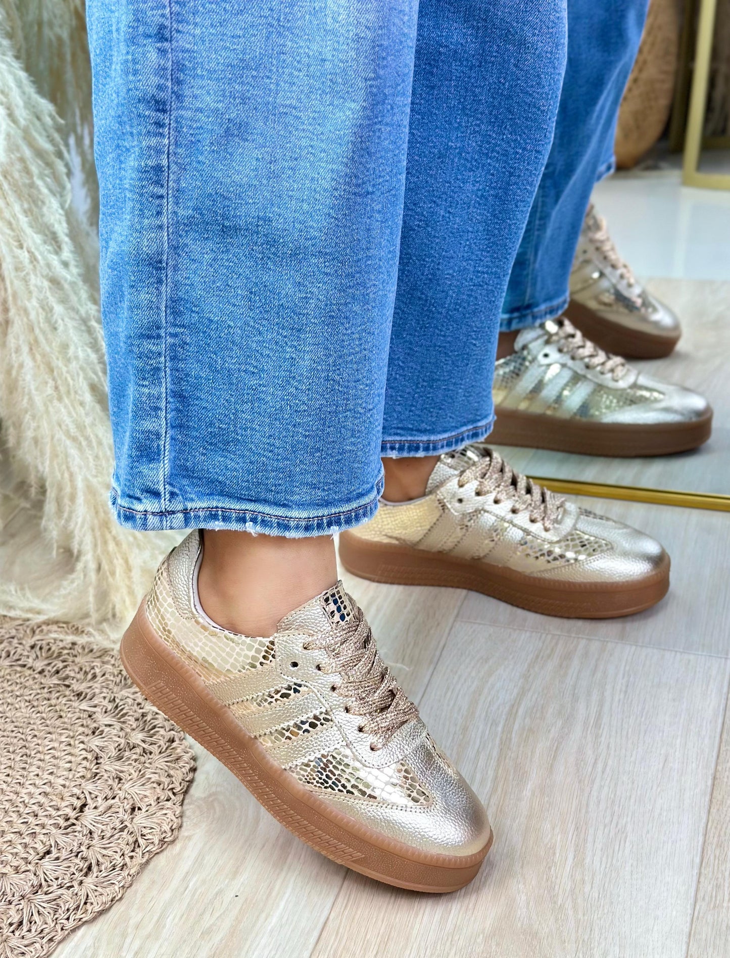Zapato plateado mujer con textura metálica y suela caramelo – Milán by Manuela López