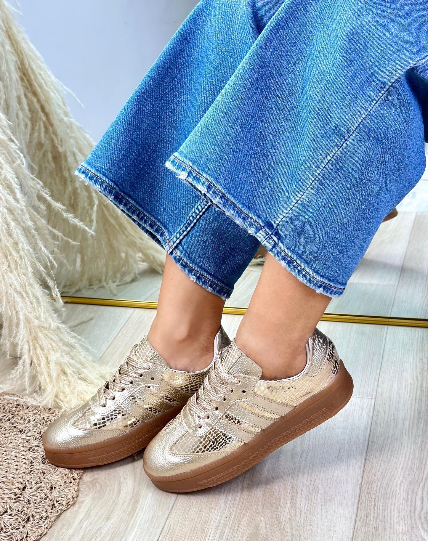 Zapato plateado mujer con textura metálica y suela caramelo – Milán by Manuela López