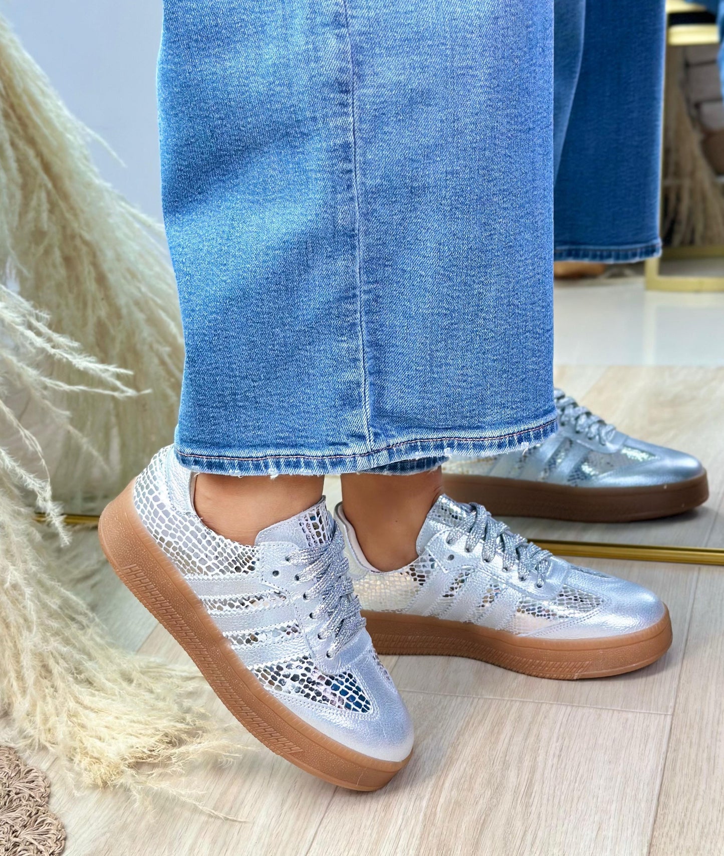 Zapato plateado mujer con textura metálica y suela caramelo – Milán by Manuela López
