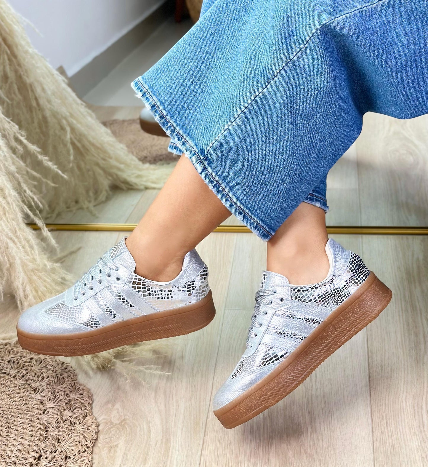 Zapato plateado mujer con textura metálica y suela caramelo – Milán by Manuela López